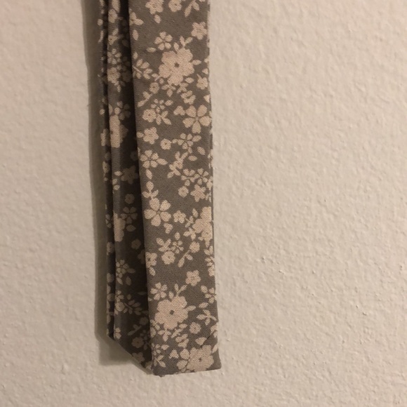 Frank & Buck Skinny Ties, Light Grey & Cream Floral Tie - Picture 5 of 7